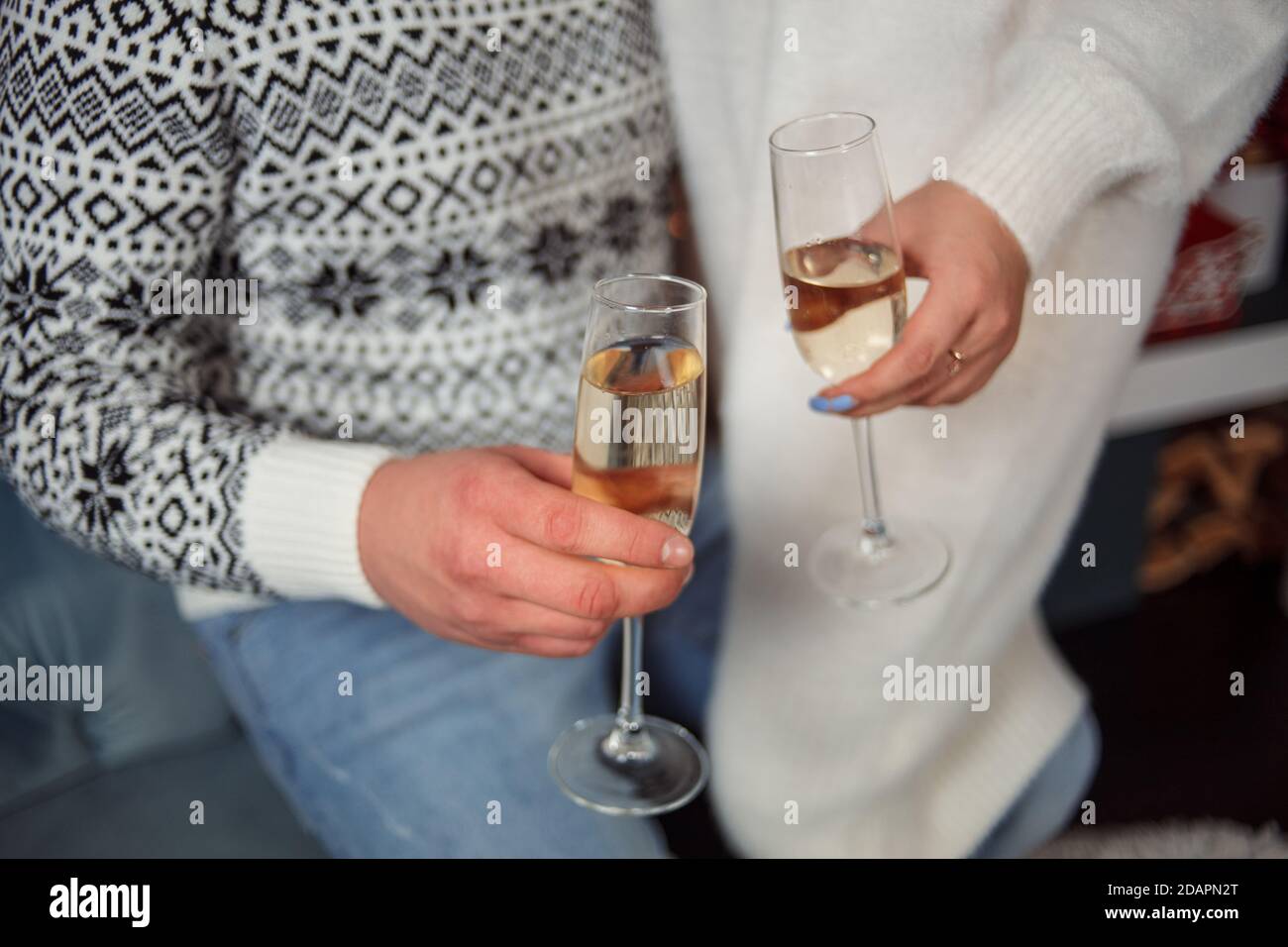 Celebrazione. Mani che tengono i bicchieri di champagne e vino facendo un toast. La festa, matrimonio, celebrazione, alcol, stile di vita, amicizia, vacanza, Foto Stock