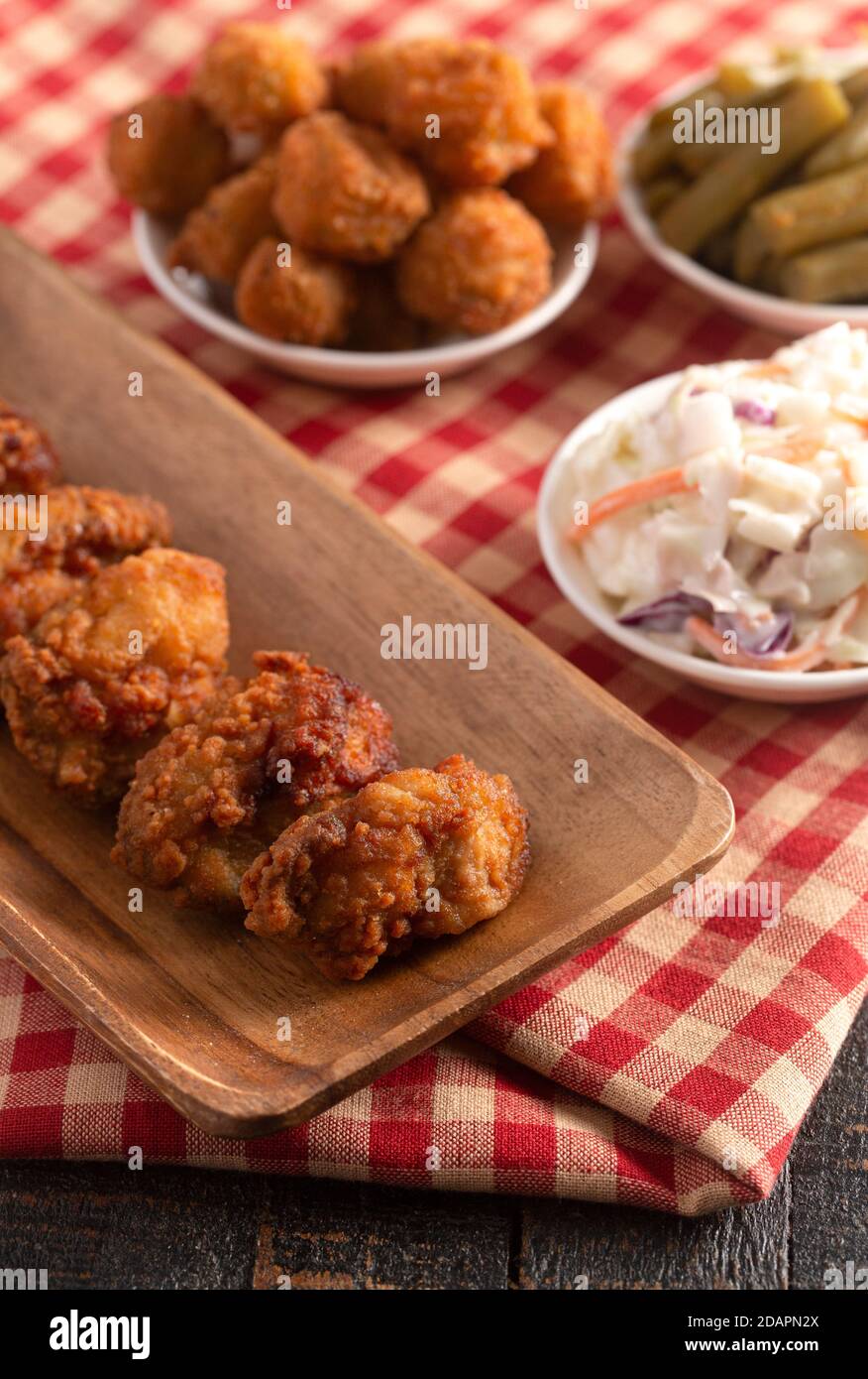 Ostriche impanate e fritte su un tavolo di legno scuro Foto Stock