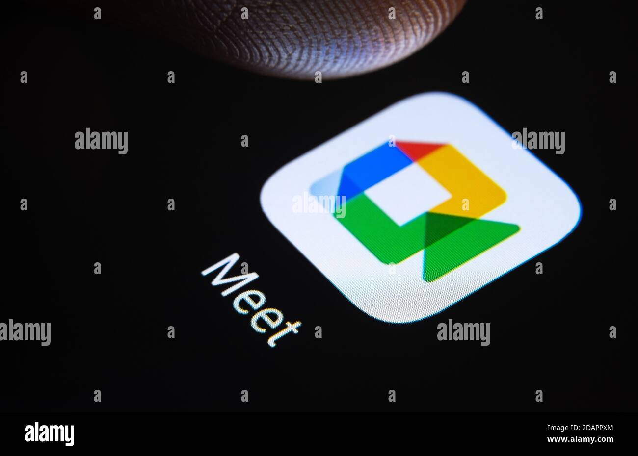 Stafford / Regno Unito - Novembre 12 2020: App Google Meet e punta sfocata del dito sopra di esso pronto a premere la freccia dello smartphone. L'applicazione Foto Stock