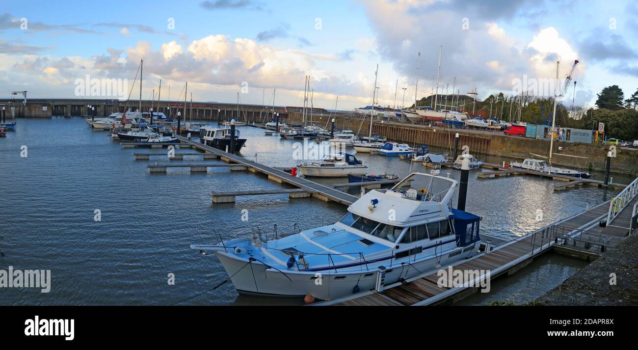 Serata al porto turistico di Watchet, Watchet, Somerset, Sud Ovest, Inghilterra, Regno Unito, TA23 0AQ Foto Stock