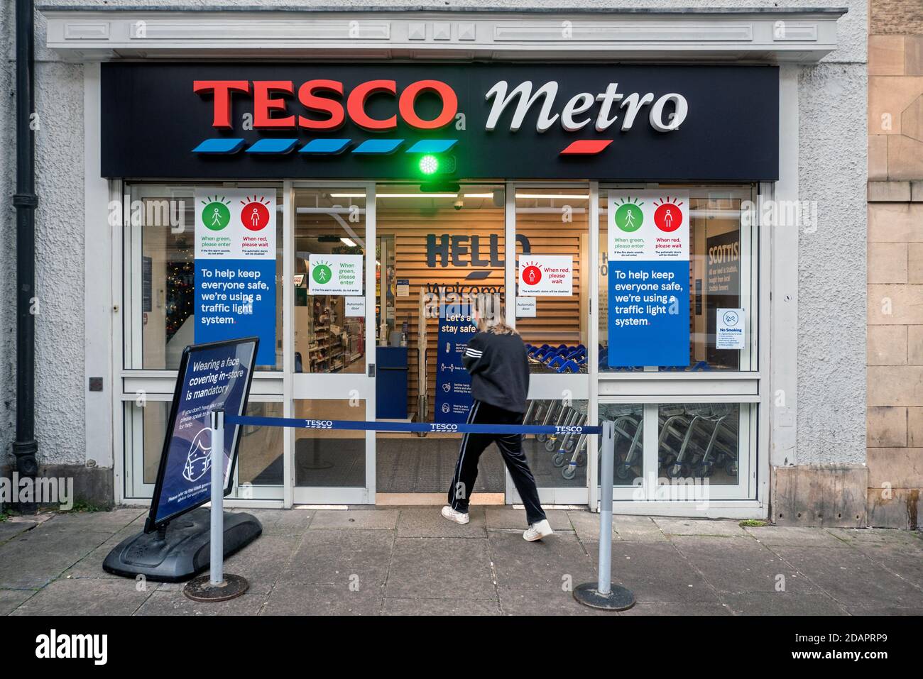 Negozio Tesco Metro che utilizza un sistema di semafori per ammettere i clienti durante la pandemia del coronavirus. Edimburgo, Scozia, Regno Unito. Foto Stock