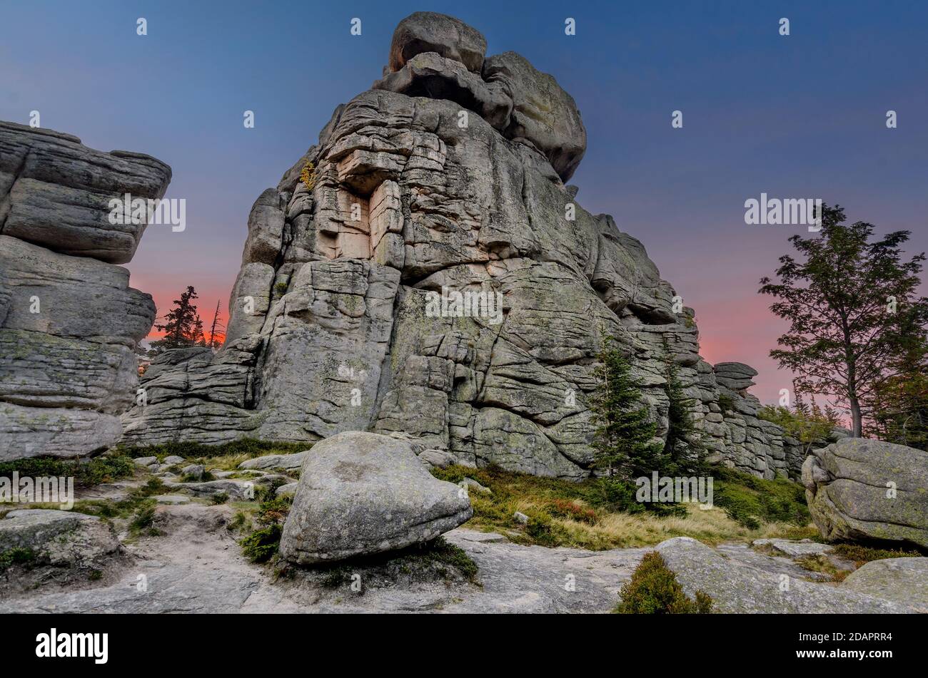 Tramonto alla formazione rocciosa dei pellegrini (pol. Pielgrzymy, ger. Dreisteine), la catena montuosa di Karkonosze (montagne dei Giganti). Polonia, provincia della bassa Slesia Foto Stock