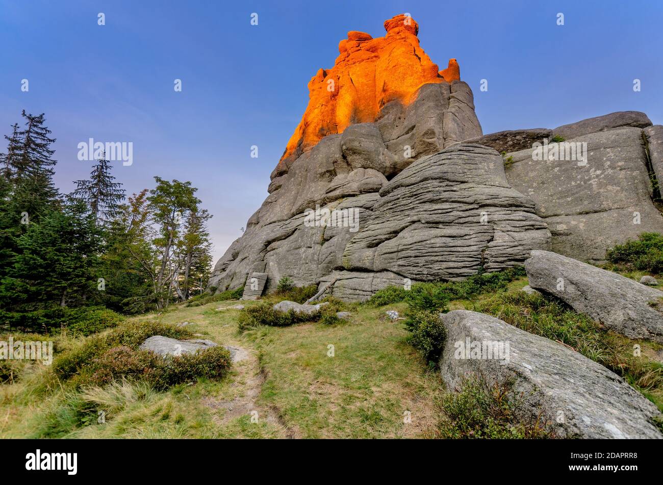 Tramonto alla formazione rocciosa dei pellegrini (pol. Pielgrzymy, ger. Dreisteine), la catena montuosa di Karkonosze (montagne dei Giganti). Polonia, provincia della bassa Slesia Foto Stock