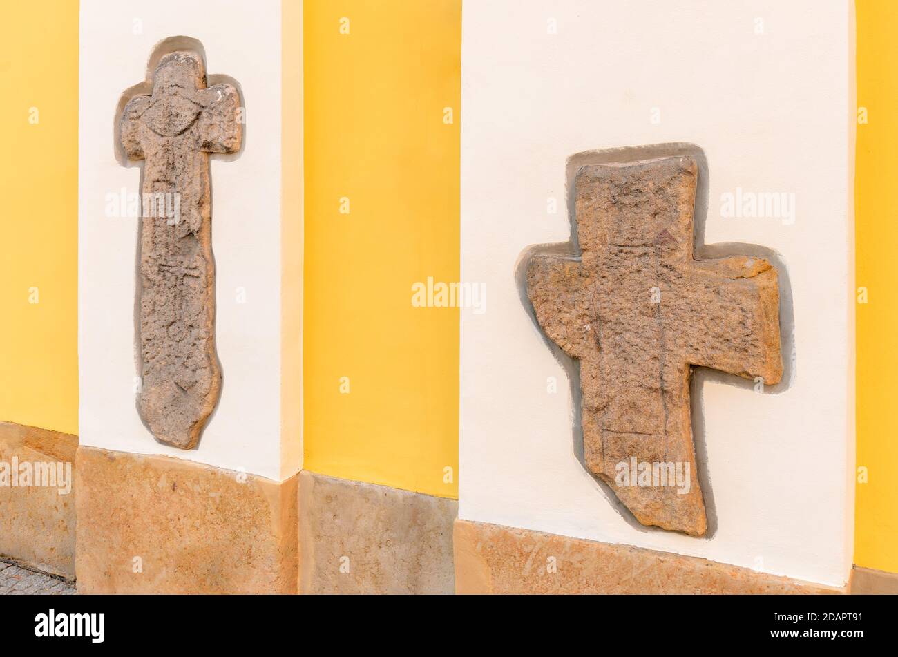 Croci medievali di conciliazione (XIV sec.) incastonate nel muro della chiesa ortodossa. Città di Jelenia Gora, (ger.: Hirschberg im Riesengebirge). Foto Stock