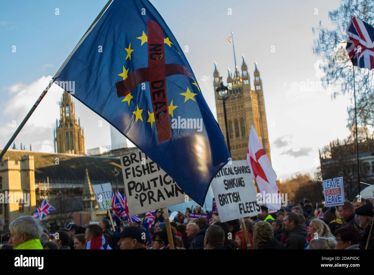 Gran Bretagna / Inghilterra /Londra /Brexit sostenitore prende parte ad un rally in piazza del Parlamento a Londra con bandiera anti-europea . Foto Stock