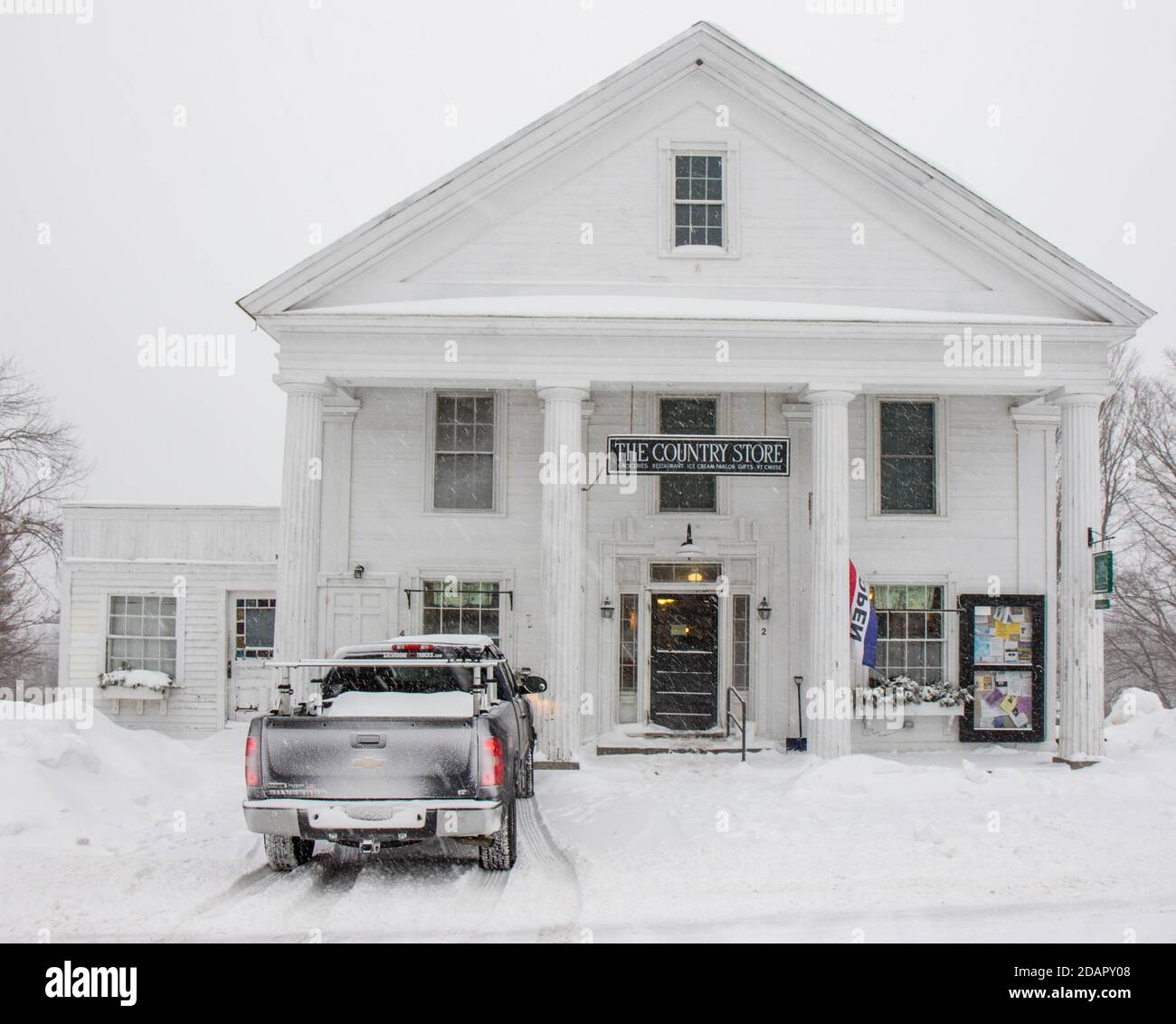 Il Petersham, ma negozio di campagna durante una tempesta di neve Foto Stock