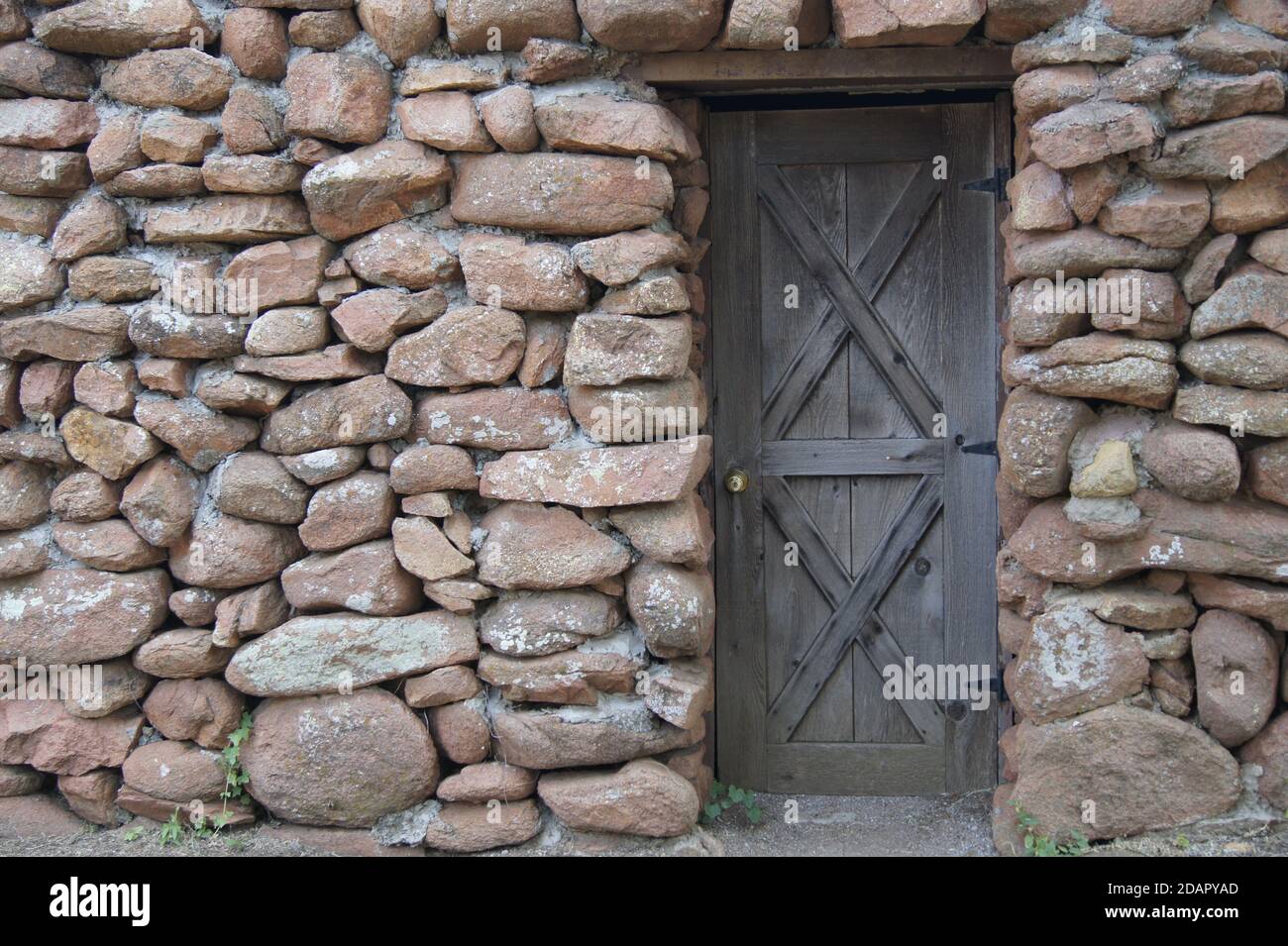 Porta in legno a un edificio in pietra nella Città Santa dell'Oklahoma Foto Stock