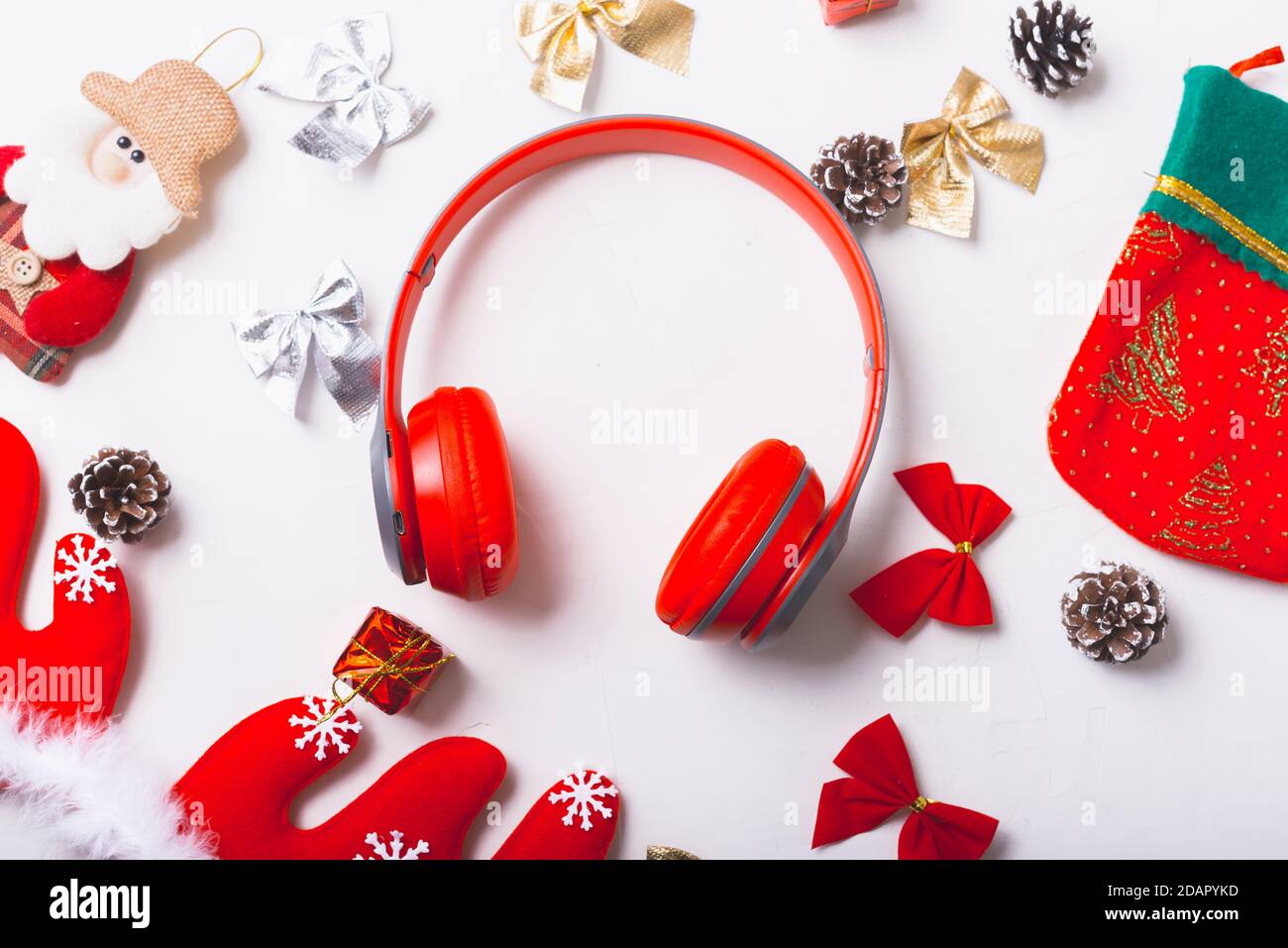 Nuove cuffie rosse tra decorazioni natalizie Foto stock - Alamy