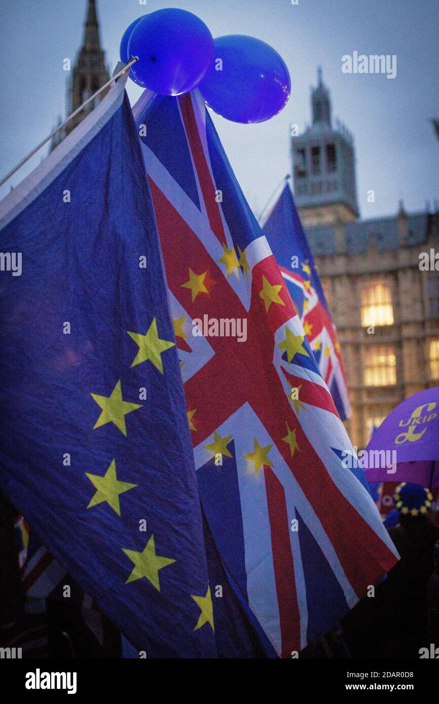 GRAN BRETAGNA / Inghilterra / Londra / bandiera dell'Unione e bandiera dell'Unione europea (UE) fuori dalle Camere del Parlamento il 29 gennaio 2019 a Londra. Foto Stock