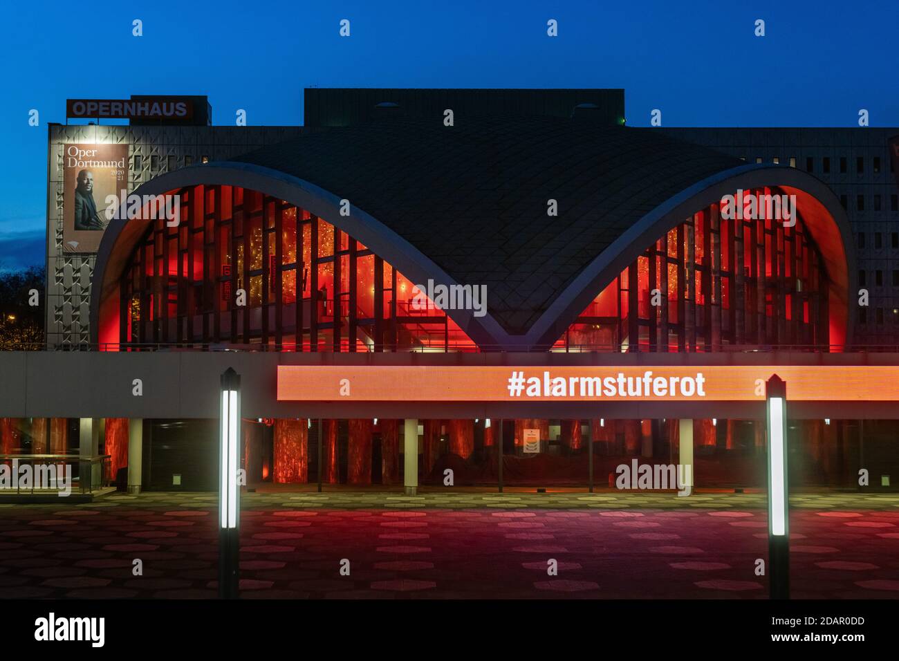 Dortmund, 14.11.2020: Das wegen der Coronakrise geschlossene Theatre Dortmund erleuchtet in roten Farben. Damit schließt es sich dem Aktionsbündnis an, das auf die not der Spielstäten hinweist. Der Vorstellungsbetrieb des Theatre Dortmund ist ab dem 2.11. Bis zum 30. Novembre (vorläufig) eingestellt. Foto Stock