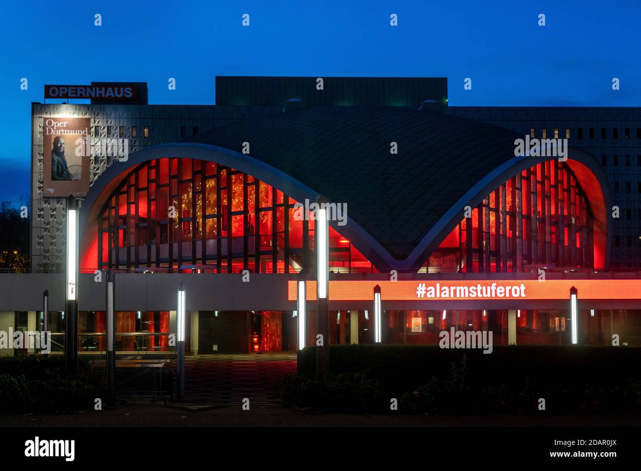 Dortmund, 14.11.2020: Das wegen der Coronakrise geschlossene Theatre Dortmund erleuchtet in roten Farben. Damit schließt es sich dem Aktionsbündnis an, das auf die not der Spielstäten hinweist. Der Vorstellungsbetrieb des Theatre Dortmund ist ab dem 2.11. Bis zum 30. Novembre (vorläufig) eingestellt. Foto Stock