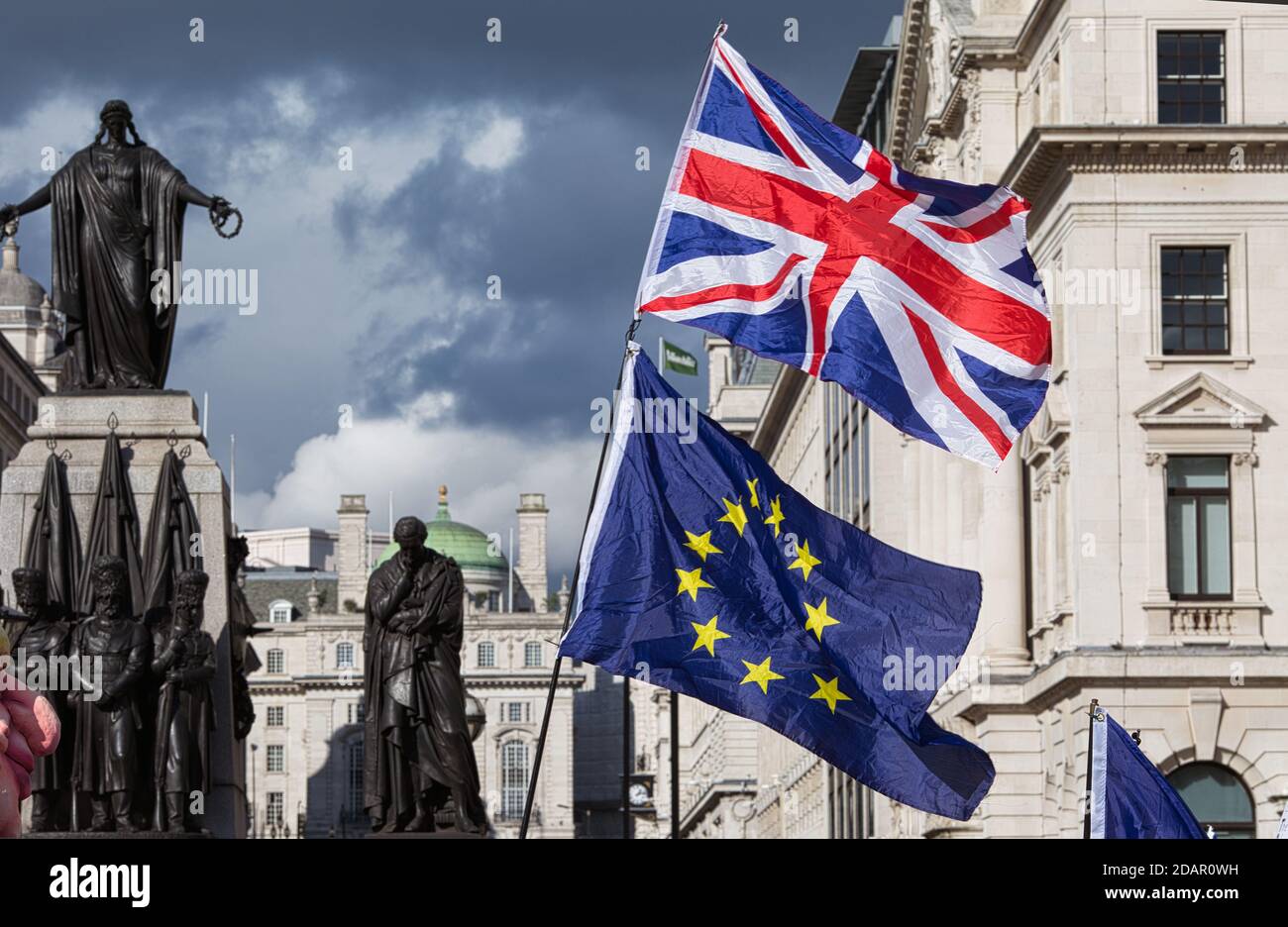 GRAN BRETAGNA / Inghilterra / Londra / Bandiera britannica ed europea al voto della gente marzo il 19 ottobre 2019 a Londra. Foto Stock