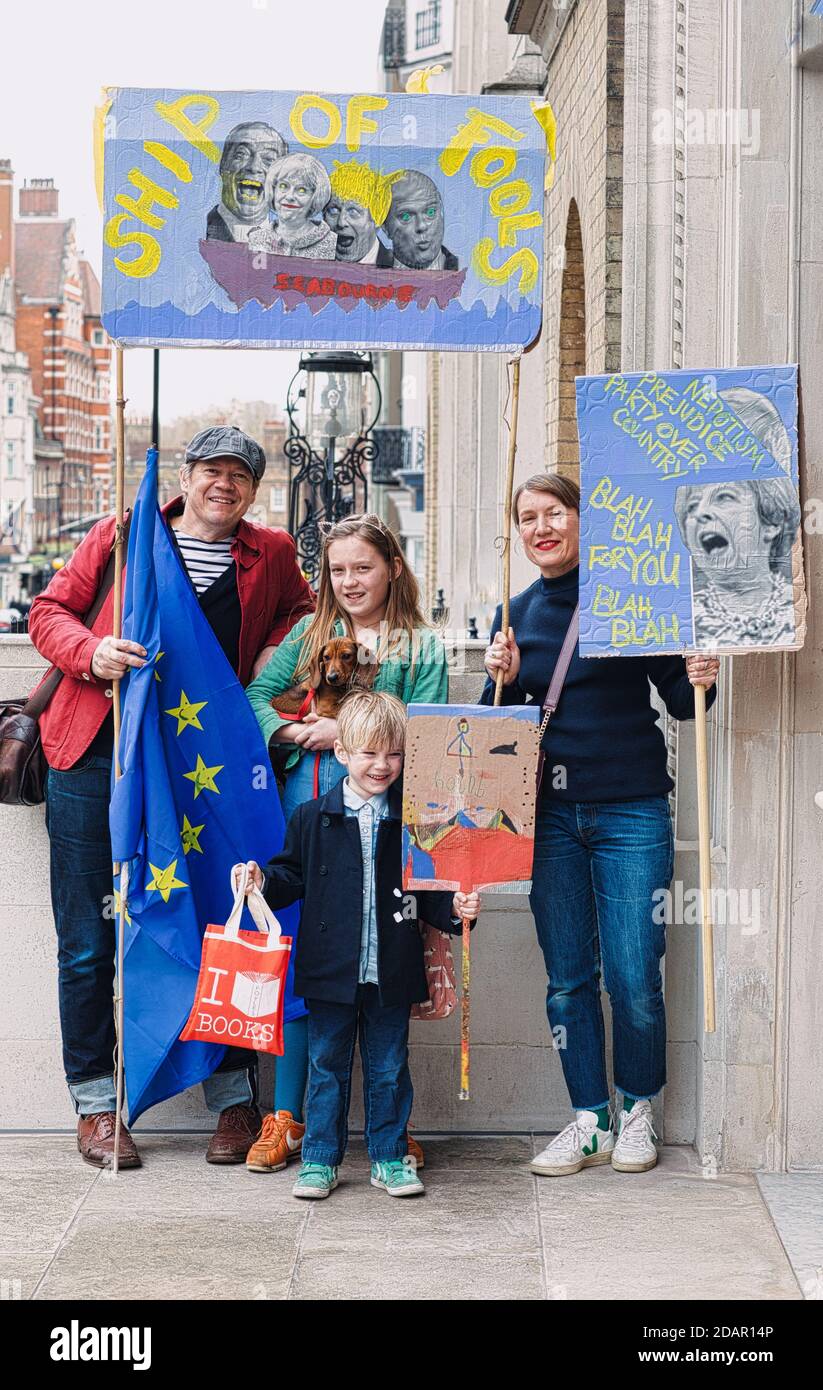 LONDRA, Regno Unito - la famiglia protetera anti-brexit tiene cartelli durante la protesta contro la Brexit il 23 marzo 2019 a Londra. Foto Stock