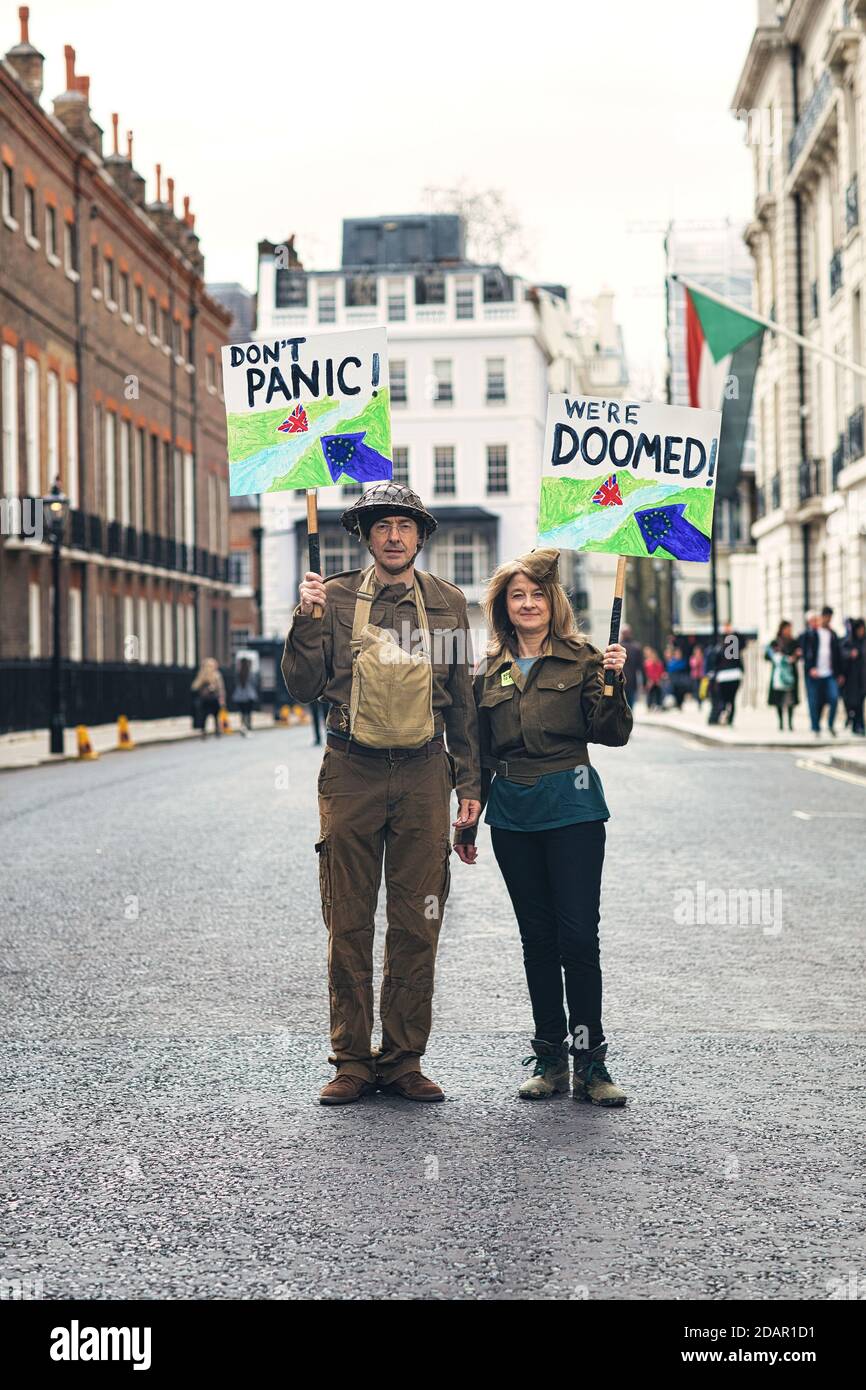 LONDRA, Regno Unito - i manifestanti anti anti anti-brexit tengono dei cartelli durante la protesta contro la Brexit il 23 marzo 2019 a Londra. Foto Stock
