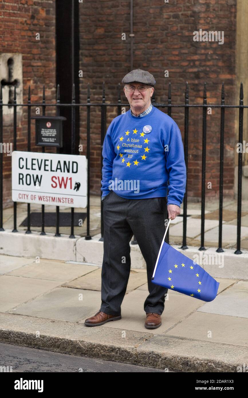 LONDRA, Regno Unito - UN manifestante contro la brexit detiene una bandiera europea durante la protesta contro la Brexit il 23 marzo 2019 a Londra. Foto Stock