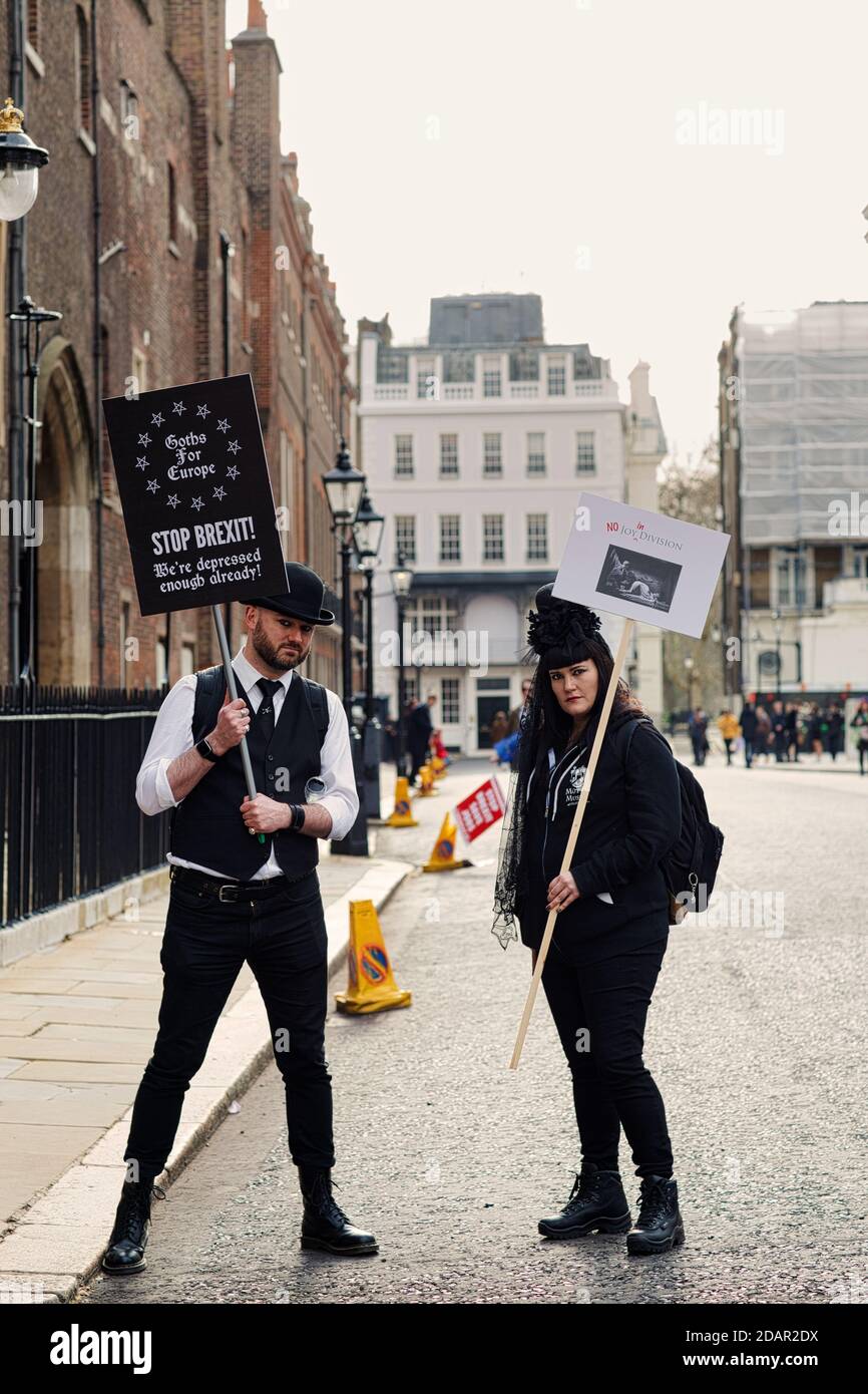 LONDRA, Regno Unito - due manifestanti anti anti anti-brexit tengono dei cartelli durante la protesta contro la Brexit il 23 marzo 2019 a Londra. Foto Stock