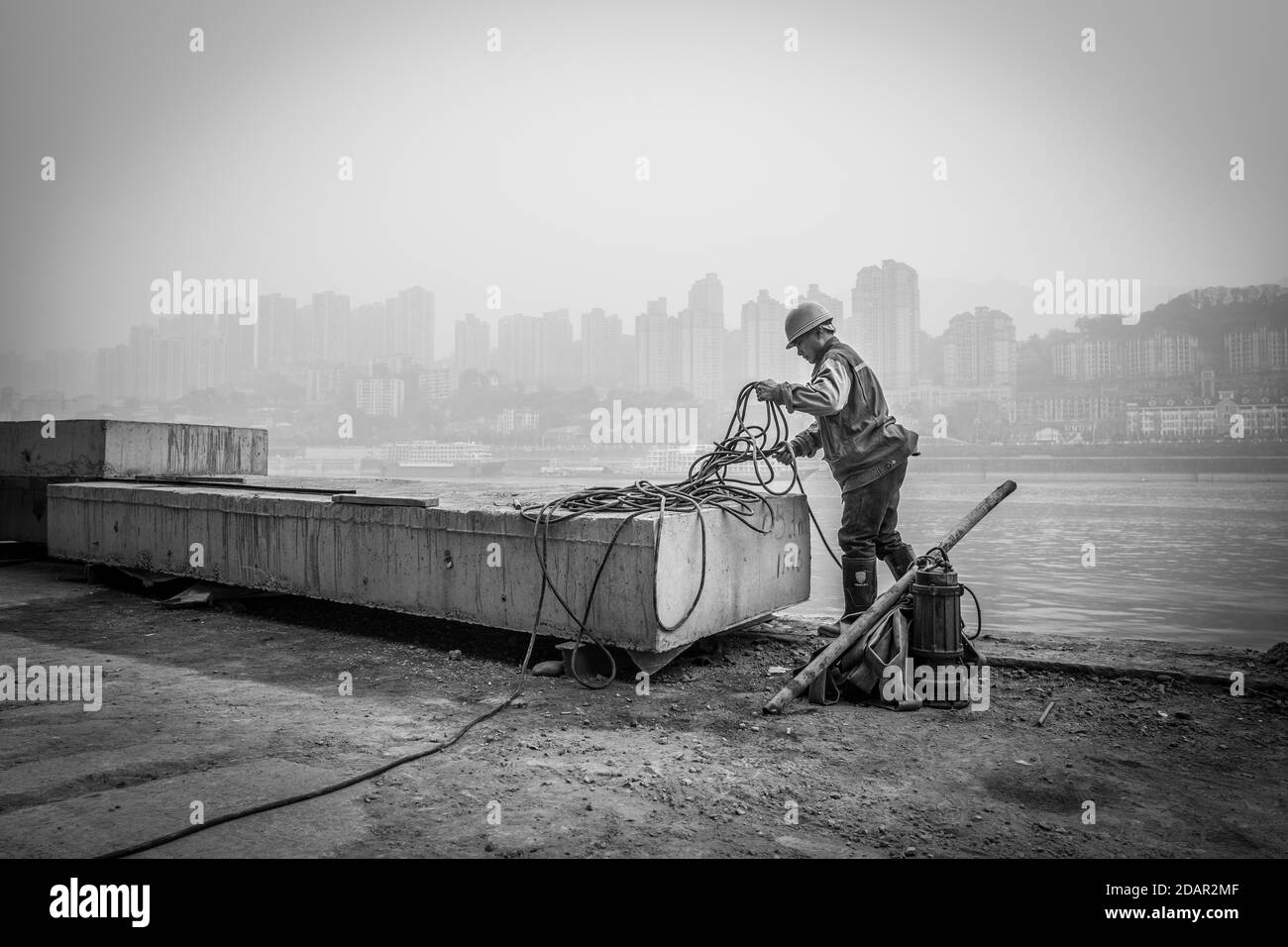 Lavoratori edili sulle rive del fiume Yangtze, porto di Chongqing, Chongqing, Cina Foto Stock