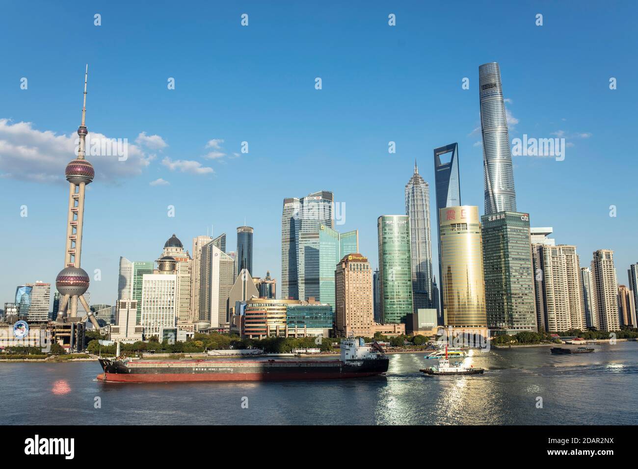 Area di Pudong, zona economica Speciale, comune di Shanghai, sulla riva orientale del fiume Huang po, navi da carico, ha lasciato la Oriental Pearl Tower da Foto Stock