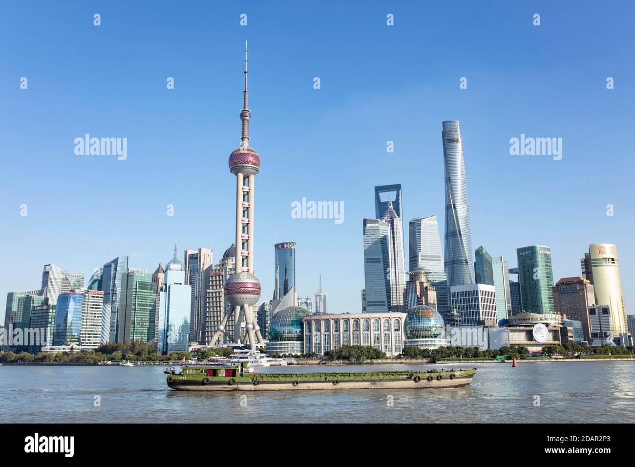 Area di Pudong, zona economica Speciale, comune di Shanghai, sulla riva orientale del fiume Huang po, navi da carico, ha lasciato la Oriental Pearl Tower da Foto Stock