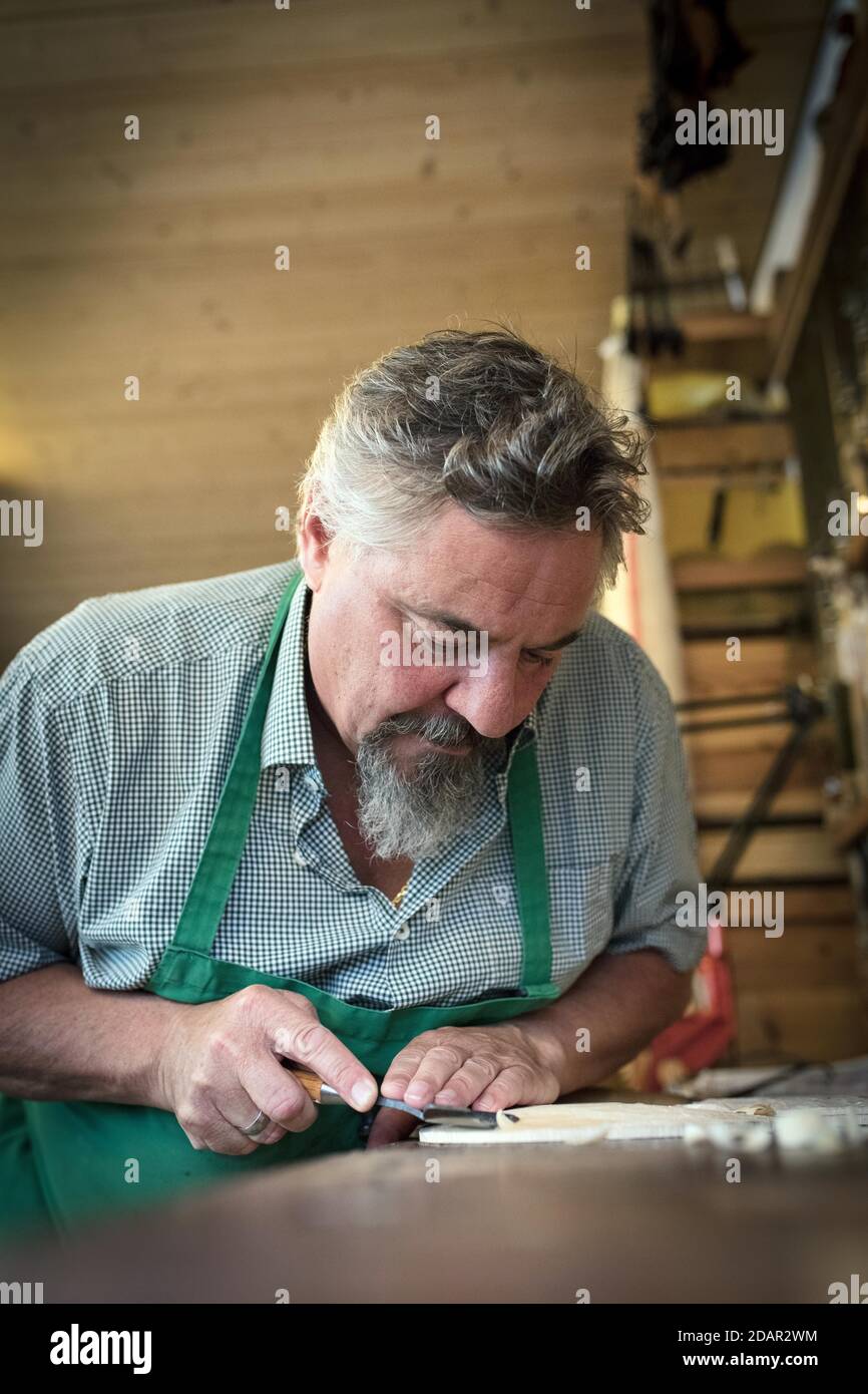 Lavori sul coperchio dello strumento, maestro luthier Rainer W. Leonhardt, Mittenwald, Baviera, Germania Foto Stock