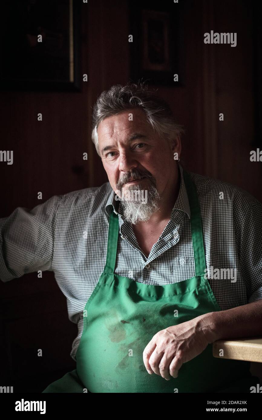 Maestro Luthier Rainer W. Leonhardt, Mittenwald, Baviera, Germania Foto Stock