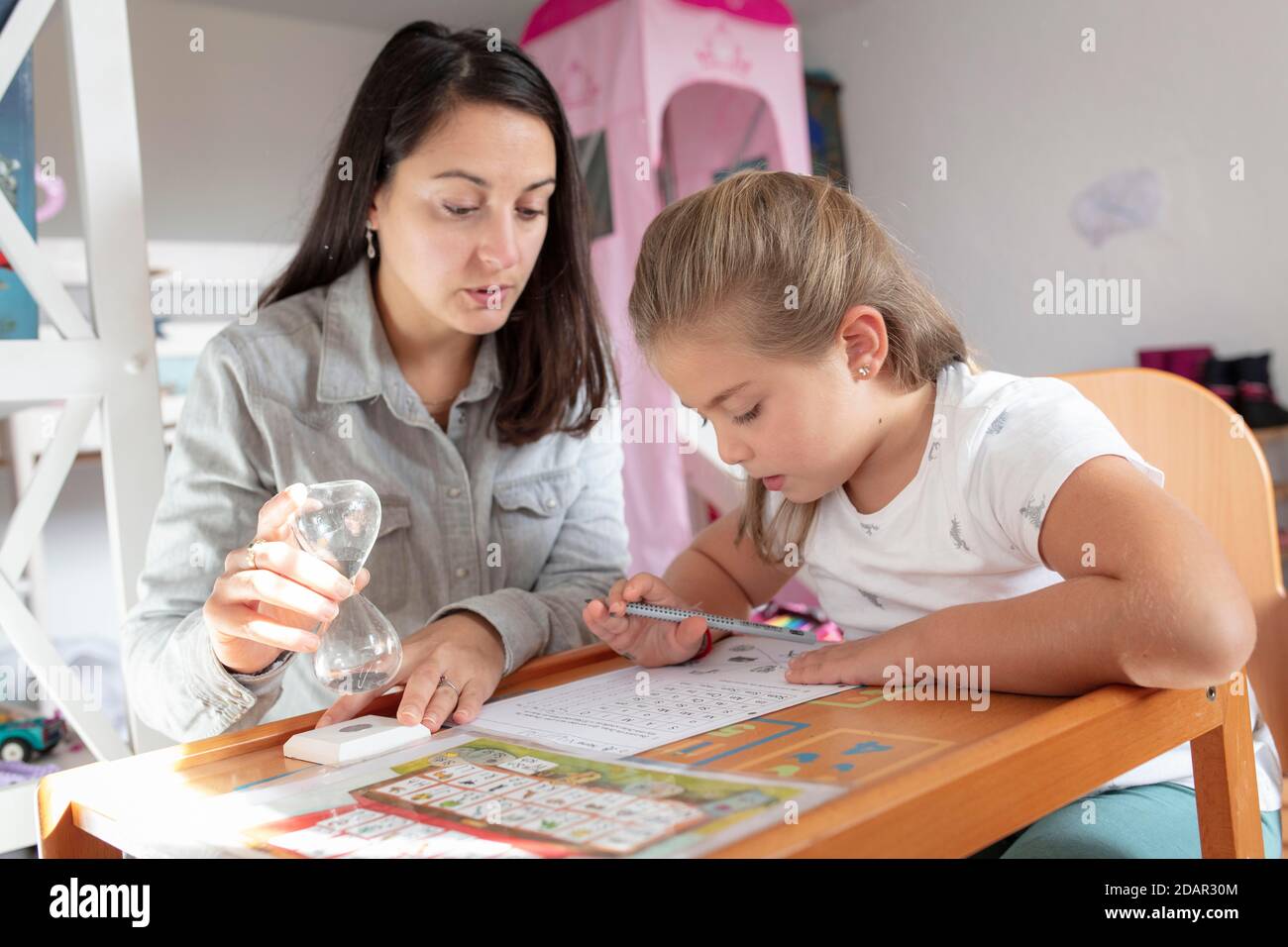 Madre e figlia al controllo dei compiti, scuola domestica, Schliersee, Baviera, Germania Foto Stock