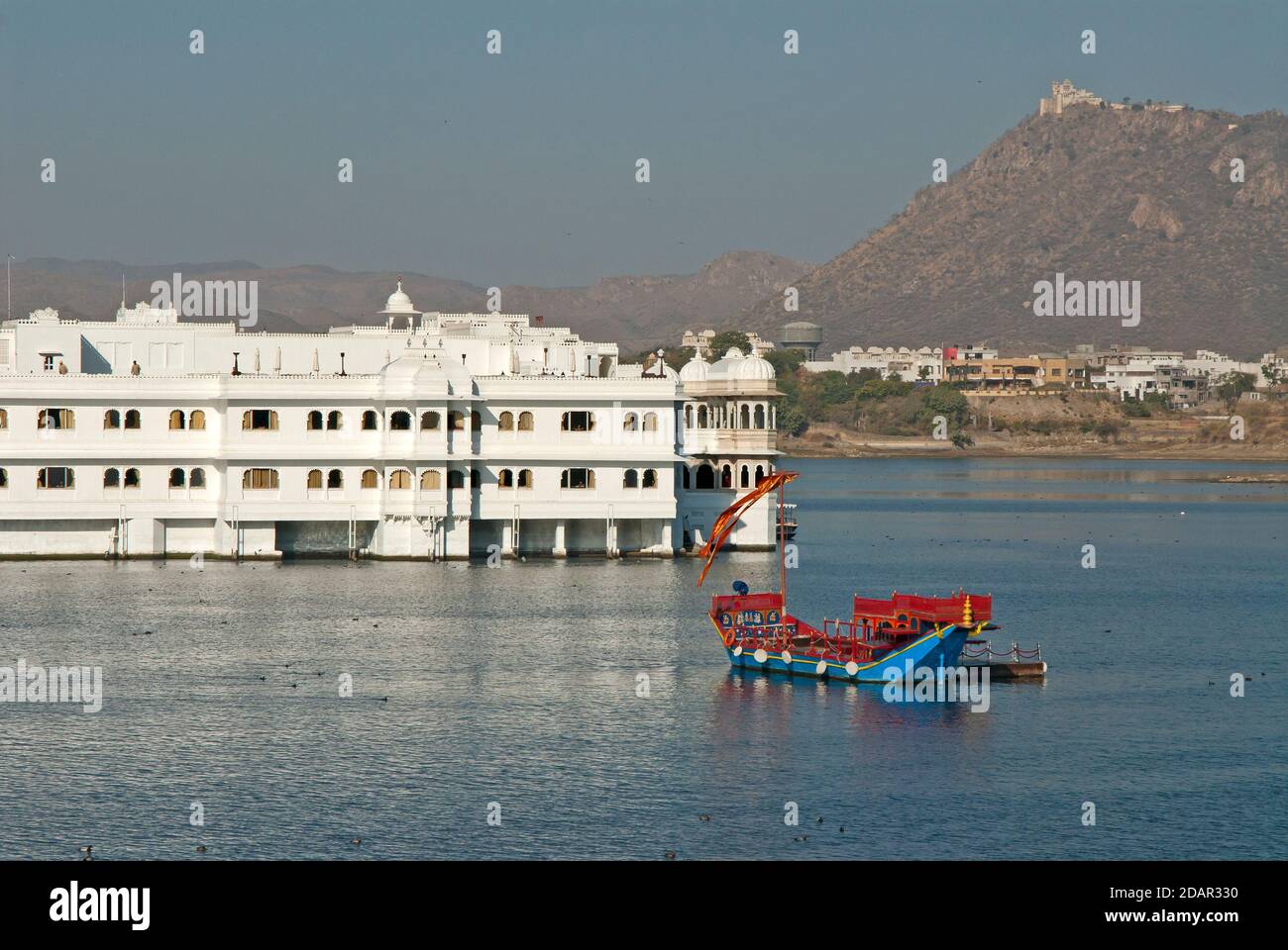 Taj Lake Palace sul lago Pichola in Udaipur Rajasthan India. Foto Stock