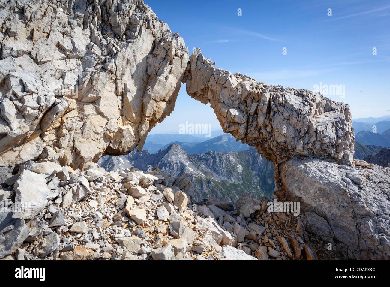Finestra di roccia, Brendelsteig, salita verso est Oedkarspitze, Karwendel, Tirolo, Austria Foto Stock