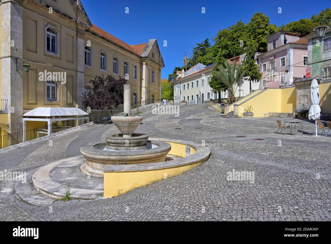 Antichi edifici colorati, centro storico, Caldas da Rainha, Estremadura, Portogallo Foto Stock