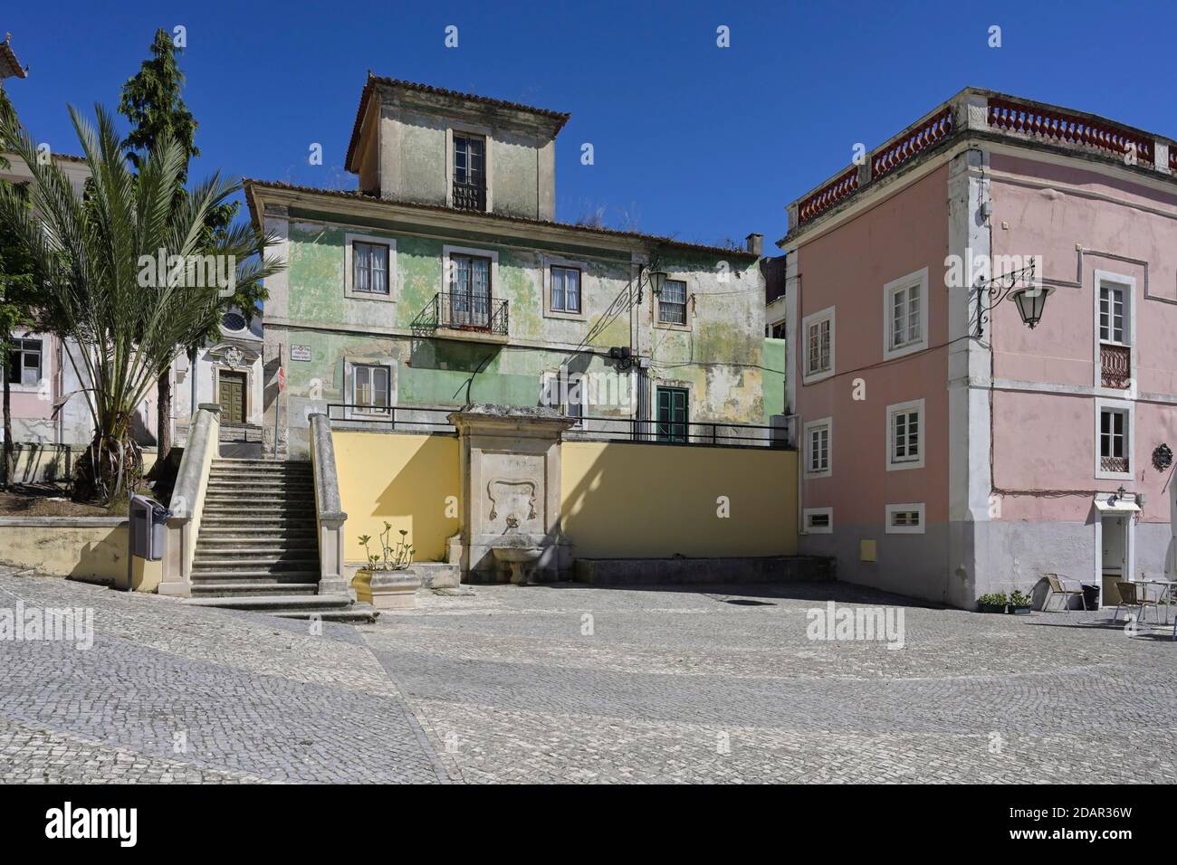 Antichi edifici colorati, centro storico, Caldas da Rainha, Estremadura, Portogallo Foto Stock
