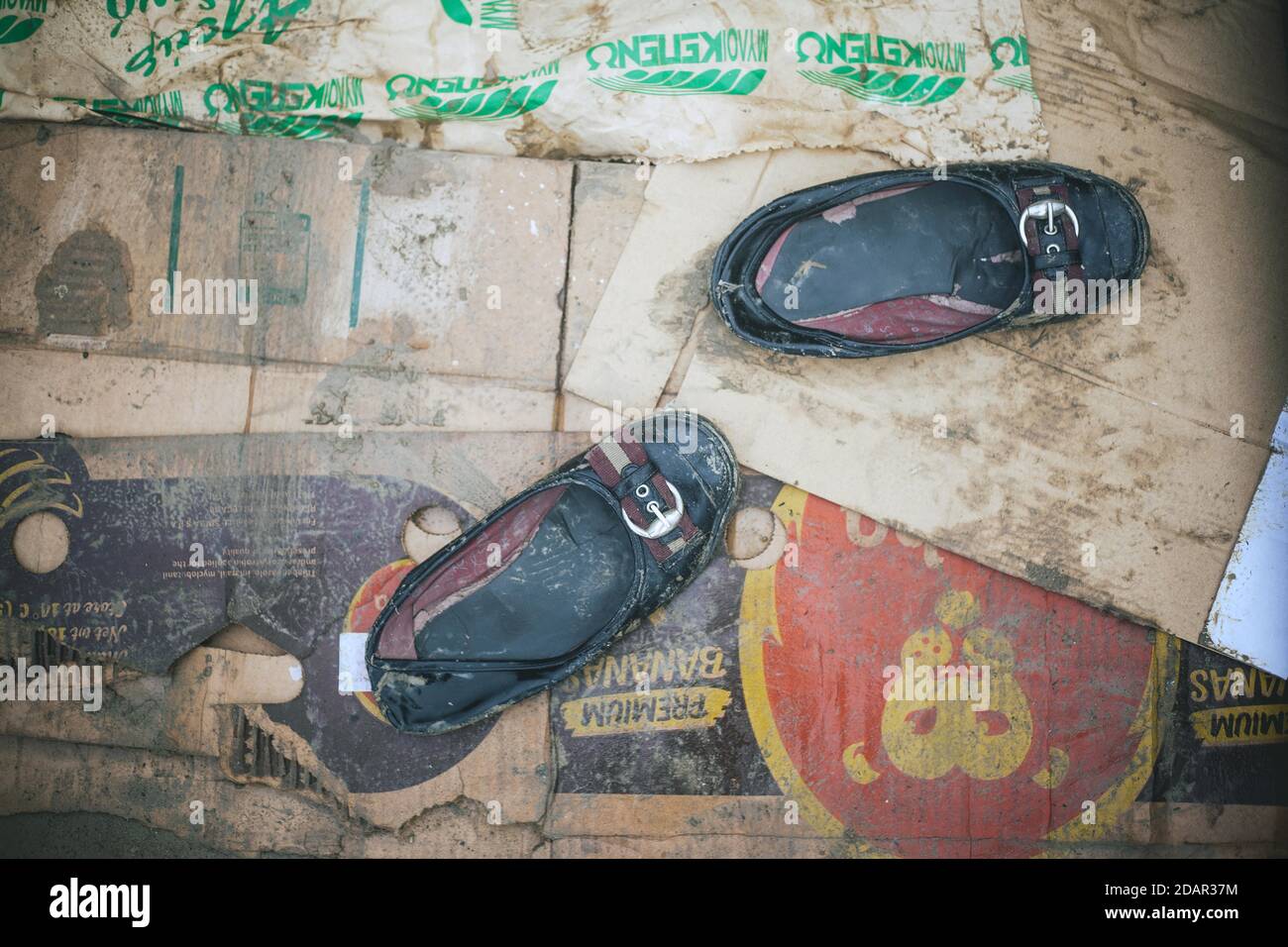 Scarpe da donna in tenda, scarpe di rifugiati, campo Idomeni, Grecia Foto Stock