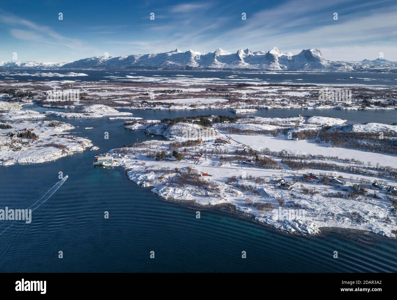 Catena montuosa innevata sette Sorelle, De syv Sostre, Sju Sostre, fronte arcipelago invernale isole in mare, Heroy, Nordland, Norvegia Foto Stock