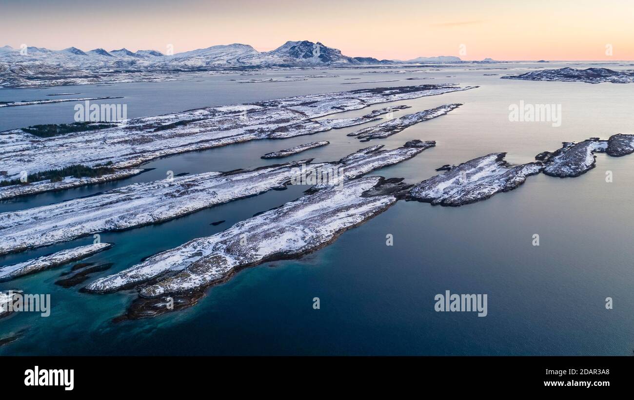 Catena montuosa innevata sette Sorelle, De syv sostre, Sju sostre, fronte arcipelago invernale isole in mare, Donna, Nordland, Norvegia Foto Stock