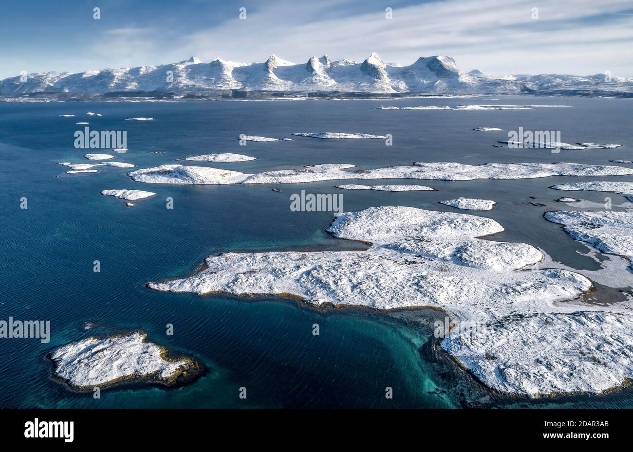 Catena montuosa innevata sette Sorelle, De syv Sostre, Sju Sostre, fronte arcipelago invernale isole in mare, Heroy, Nordland, Norvegia Foto Stock