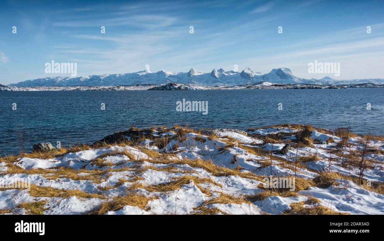 Catena montuosa innevata sette Sorelle, De syv sostre, Sju sostre, Meloy, Nordland, Norvegia Foto Stock