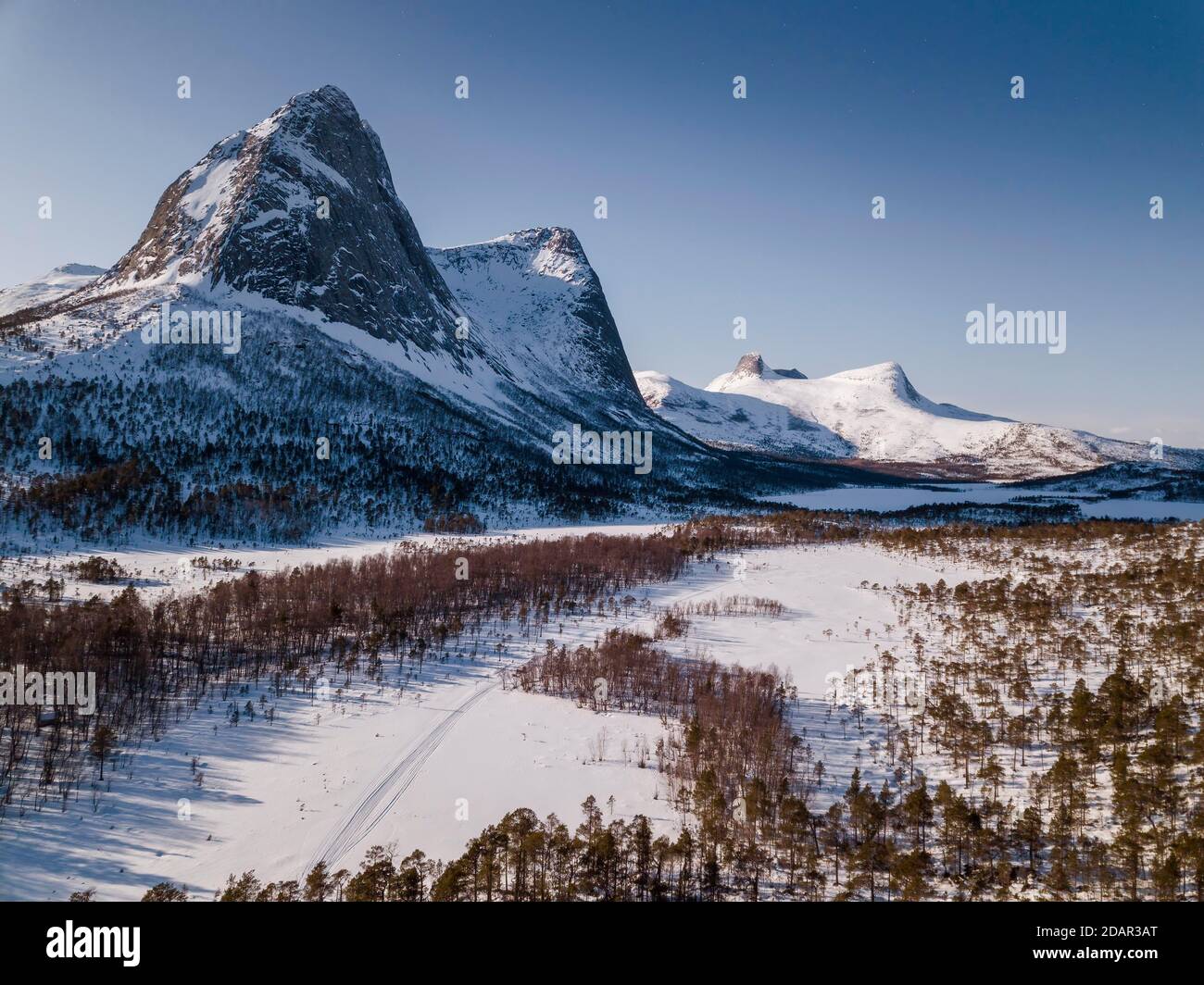 Montagna massiccio Kulhornet e Ejorddalen in inverno, Ballangen, Nordland, Norvegia Foto Stock