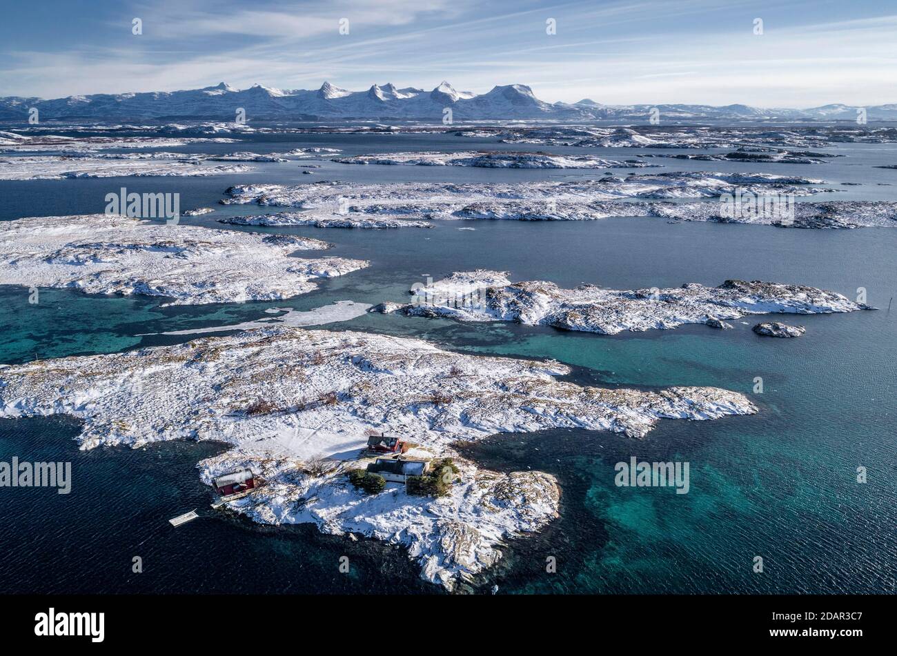 Catena montuosa innevata sette Sorelle, De syv Sostre, Sju Sostre, fronte arcipelago invernale isole in mare, Heroy, Nordland, Norvegia Foto Stock