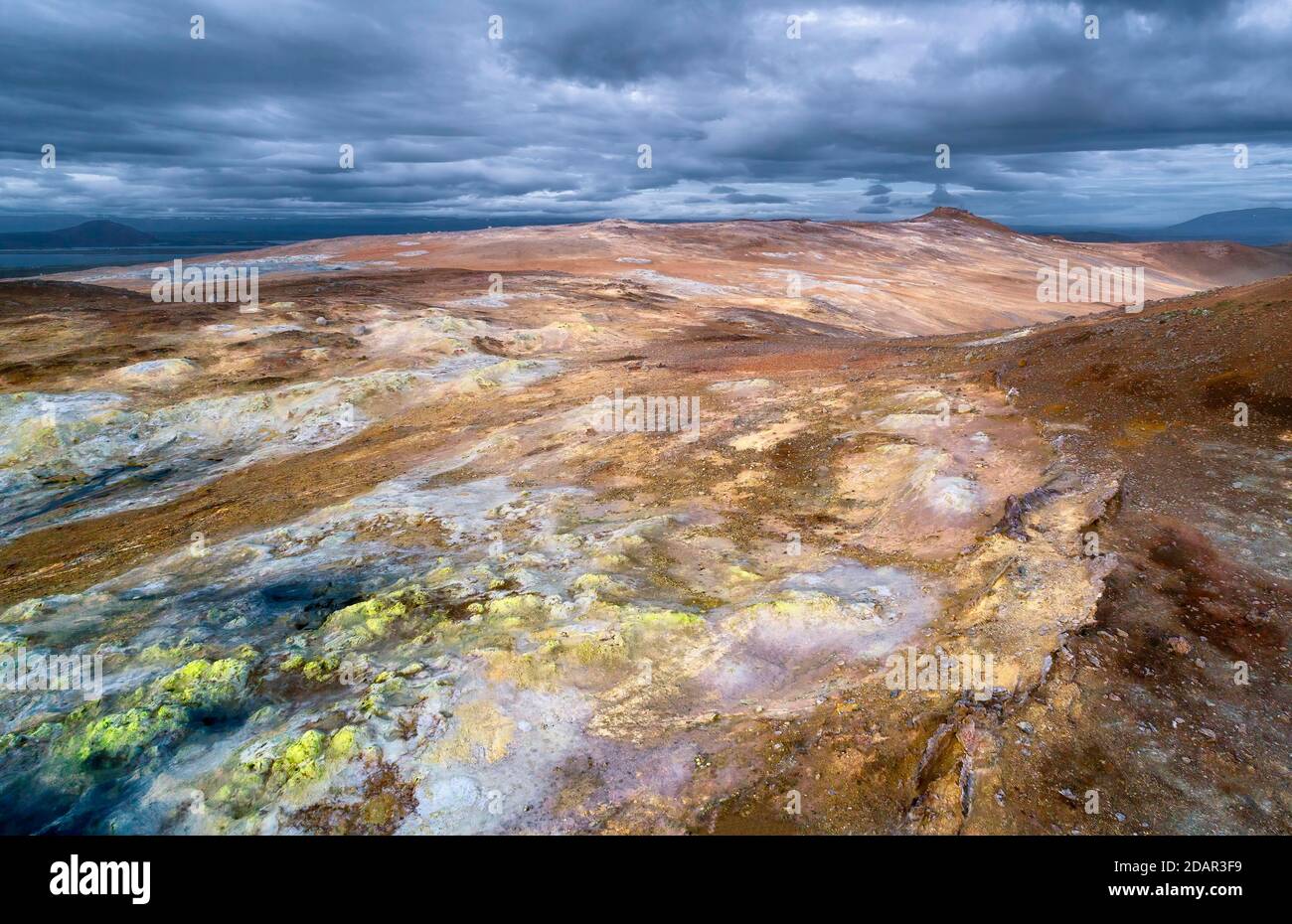 Solfatari gialli nella roccia rossa a Namafjall montagna in L'area ad alta temperatura Hverir Hveraroend area geotermica nel Regione di Myvatn Foto Stock