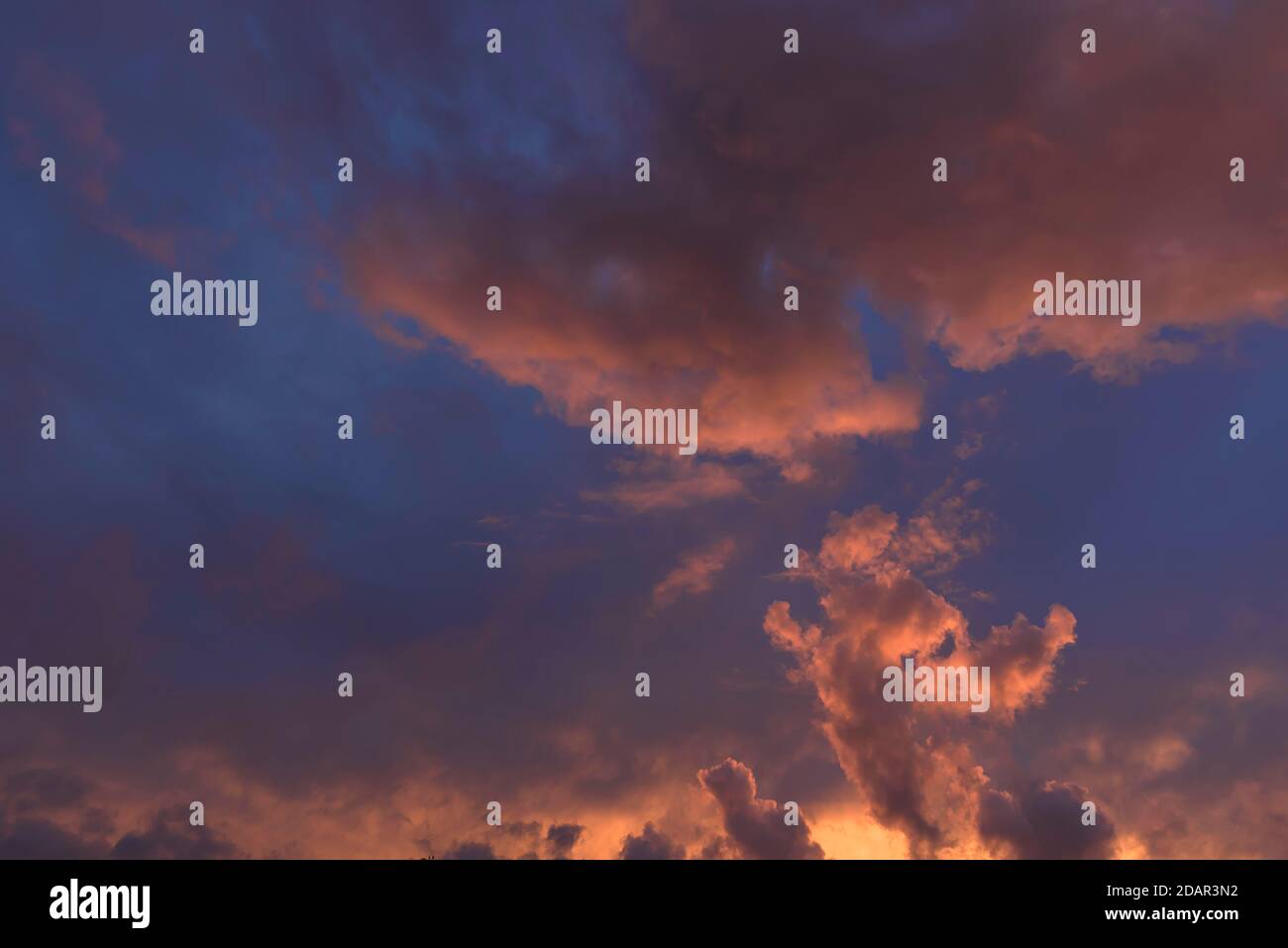 Nuvole rossastre al tramonto, Baviera, Germania Foto Stock