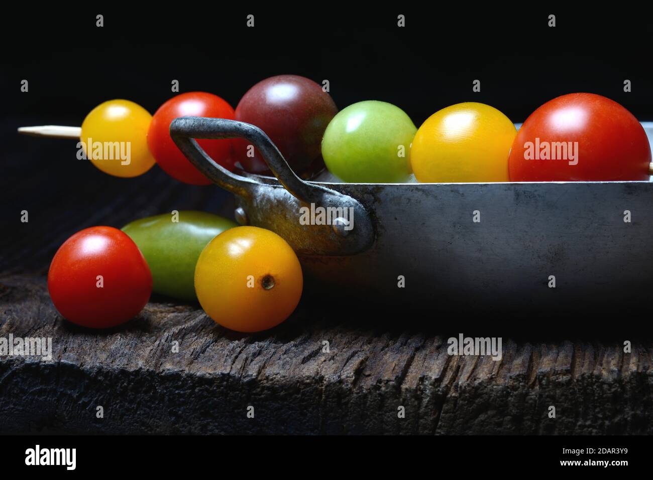 Vari pomodori ciliegini su spiedini di legno a buccia, Germania Foto Stock