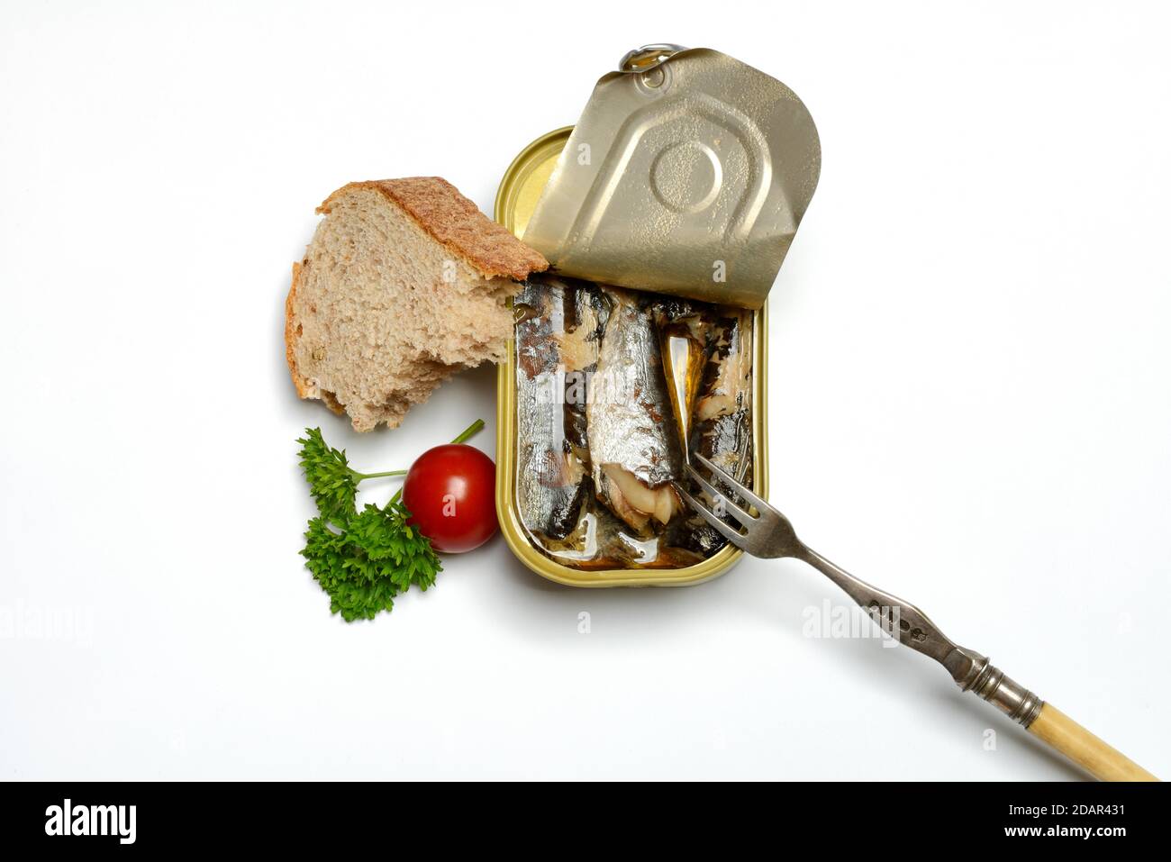 Sardine in stagno aperto con forchetta, sardine olio, Germania Foto Stock