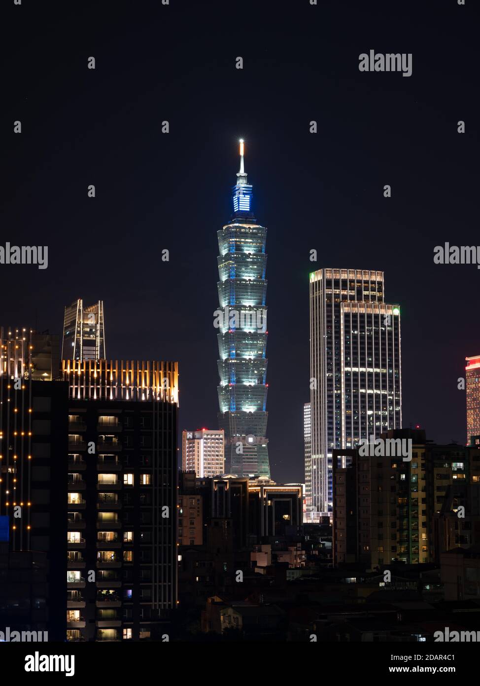 Torre di Taipei 101 illuminata con grattacieli di notte, Taipei, Taiwan Foto Stock