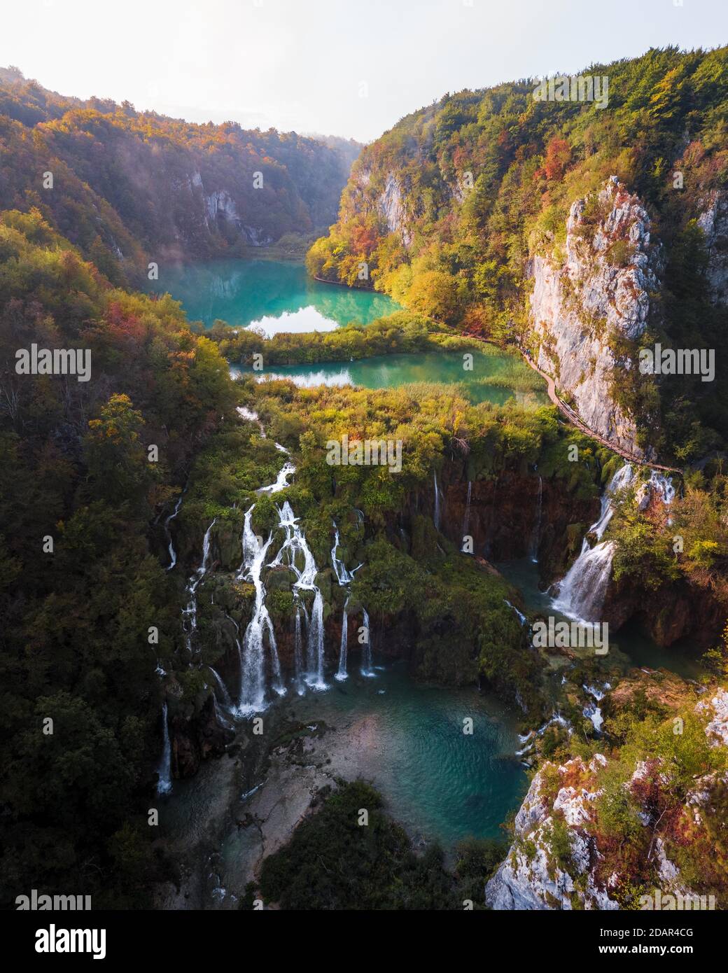 Vista aerea, cascata con laghi di Plitvice in autunno, Parco Nazionale Laghi di Plitvice, Dalmazia, Croazia Foto Stock