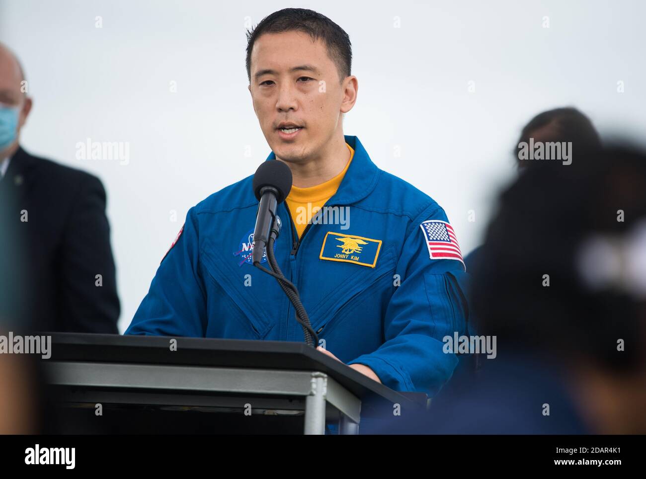 L'astronauta di backup della NASA Jonny Kim parla ai membri dei media al Kennedy Space Center 13 novembre 2020 a Cape Canaveral, Florida. Foto Stock