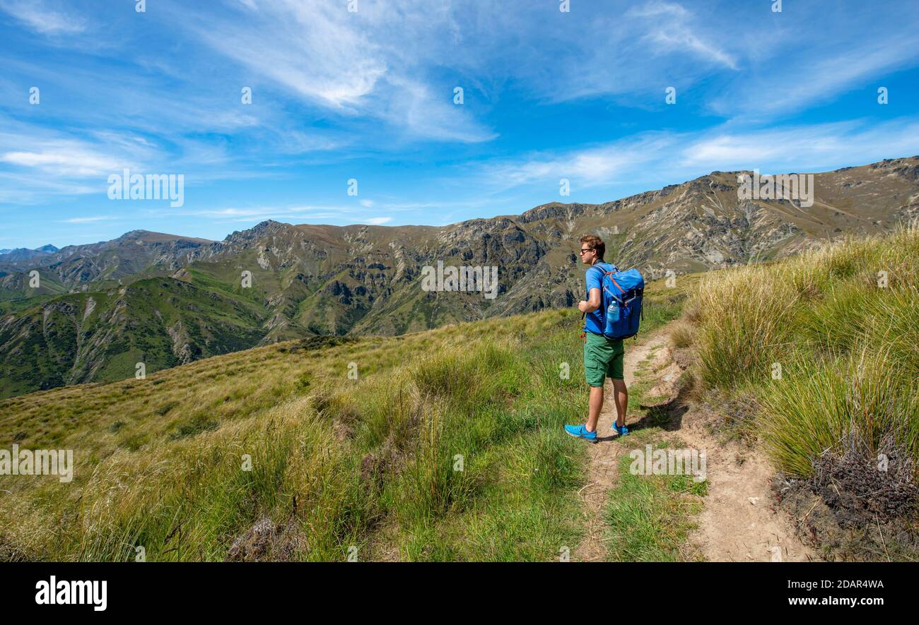 Escursionisti sul sentiero, Grandview Mountain Track, Lago Hawea, Alpi del Sud, Otago, Isola del Sud, Nuova Zelanda Foto Stock