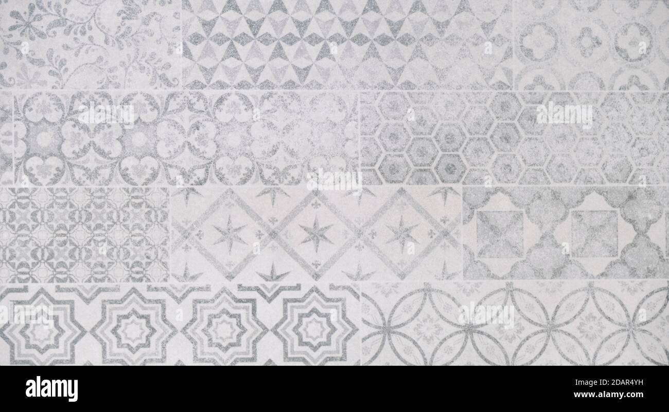 tessuto in pizzo bianco, vecchio modello barocco bianco e parete in cemento Foto Stock