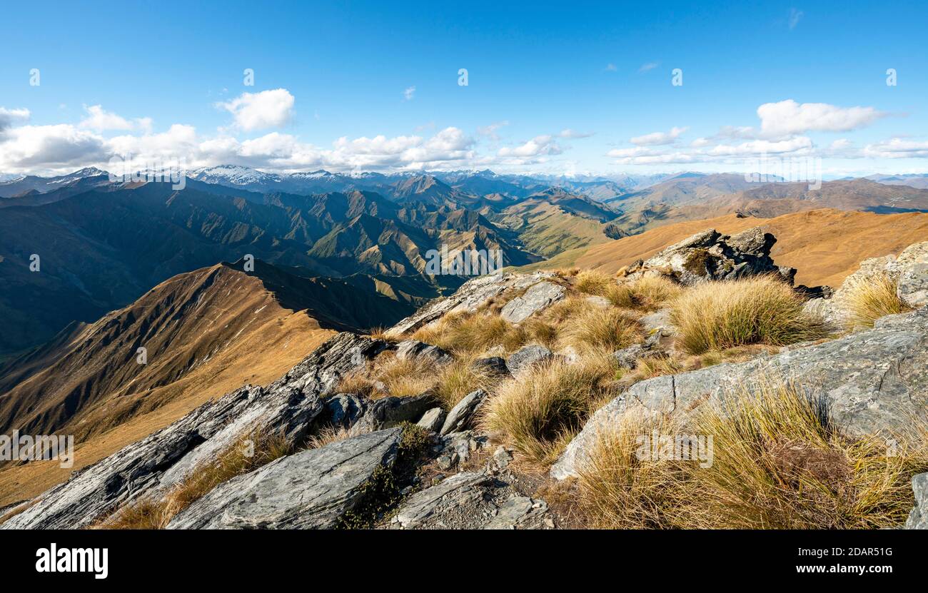 Vista sulle montagne dalla cima di ben Lomond, Alpi meridionali, Otago, Isola del Sud, Nuova Zelanda Foto Stock