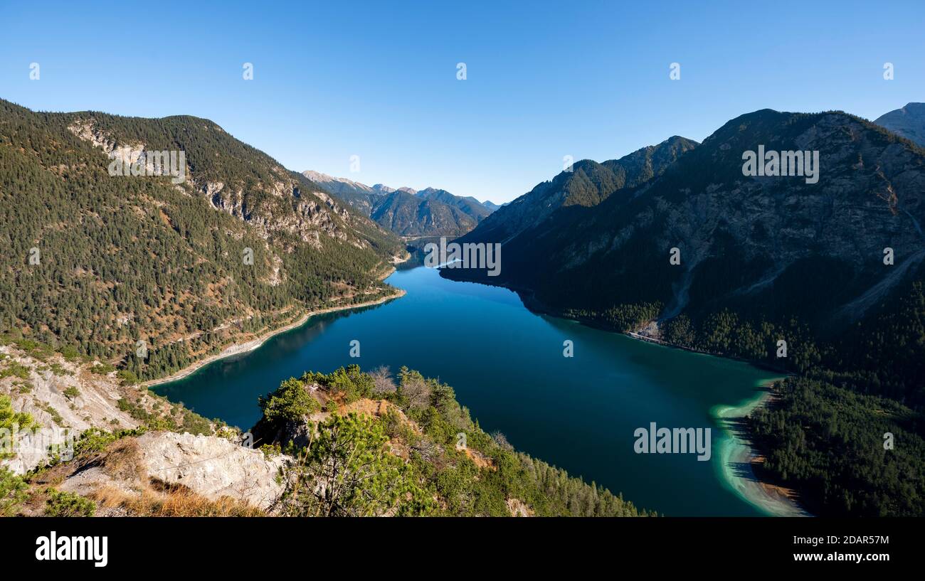 Vista di Plansee, dietro Schojouechl, escursione a Schrofennas, Alpi Ammergau, Reutte, Tirolo, Austria Foto Stock