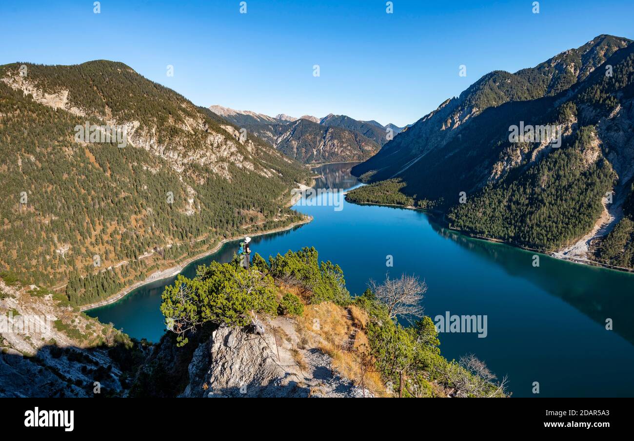 L'escursionista guarda in lontananza, vista di Plansee, dietro Schojouechl, escursione a Schrofennas, Alpi Ammergau, quartiere Reutte, Tirolo, Austria Foto Stock