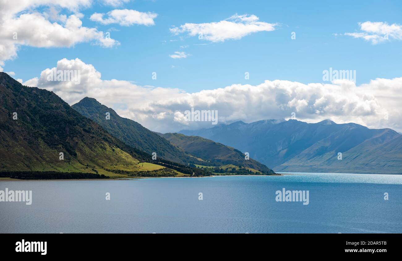 Vista sul lago e sulle montagne, lago Wanaka, Alpi meridionali, Otago, Isola del Sud, Nuova Zelanda Foto Stock